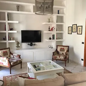 https://apt-centro-storico-piazza-carmine-la-casa-di-angela.taorminaitalyhotels.com